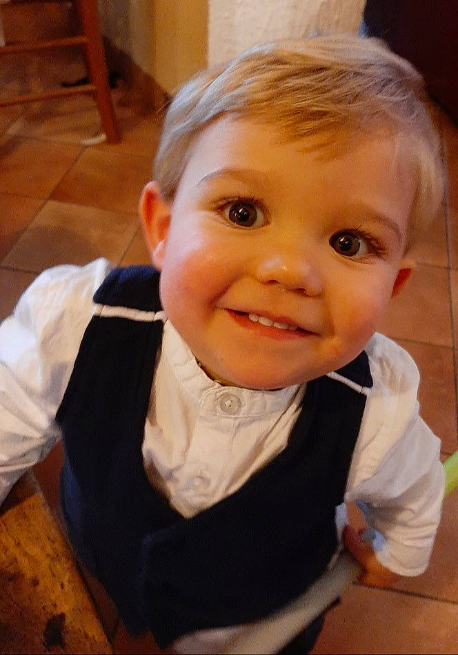 Nils a rejoint le concours — aidez-le/la à gagner de superbes lots ! arm, baby_toddler_clothing, cheek, chin, eye, eyebrow, face, facial_expression, forehead, head, iris, joy, lip, mammal, mouth, nose, person, skin, sleeve, smile