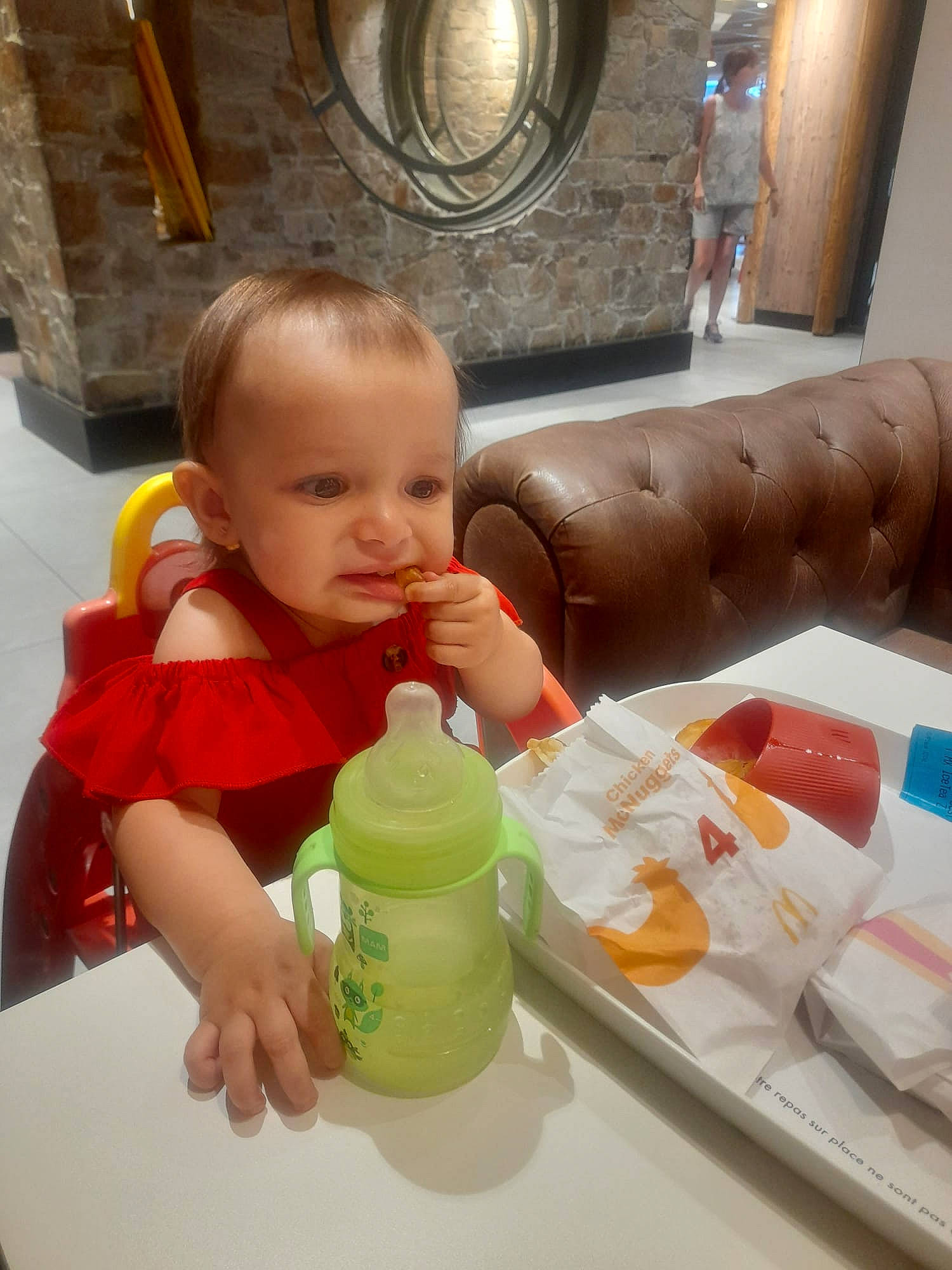 Lyana participe au concours pour gagner de l'argent avec cette photo : baby, baby_products, baby_toddler_clothing, bottle, child, drink, drinking, drinkware, food_craving, home_accessories, kitchen, person, plastic, plastic_bottle, play, room, tableware, thumb, toddler, water_bottle