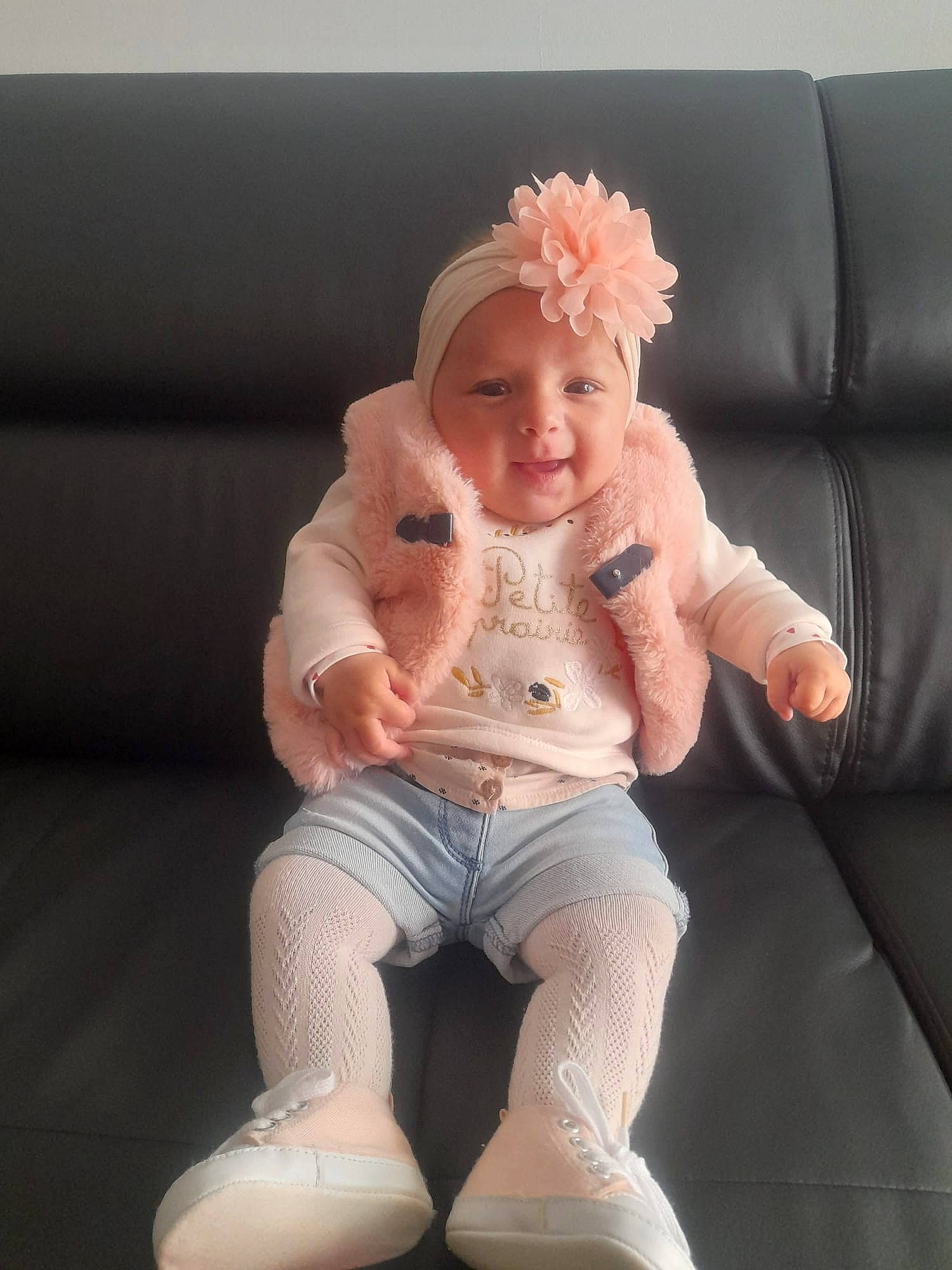 Lyany participe au concours pour gagner de l'argent avec cette photo : arm, baby, baby_toddler_clothing, cap, comfort, couch, face, finger, foot, happy, head, headgear, headwear, knee, person, pink, skin, sleeve, smile, textile