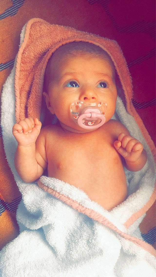 Esmée a rejoint le concours — aidez-le/la à gagner de superbes lots ! baby, baby_bathing, baby_making_funny_faces, cheek, child, chin, eye, face, facial_expression, forehead, head, lip, mouth, muscle, nose, person, skin, smile, stomach, toddler