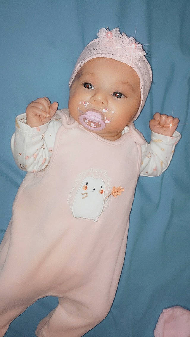 Esmée a rejoint le concours — aidez-le/la à gagner de superbes lots ! baby, baby_products, baby_toddler_clothing, cheek, child, head, person, pink, product, skin, sleeve, smile, toddler