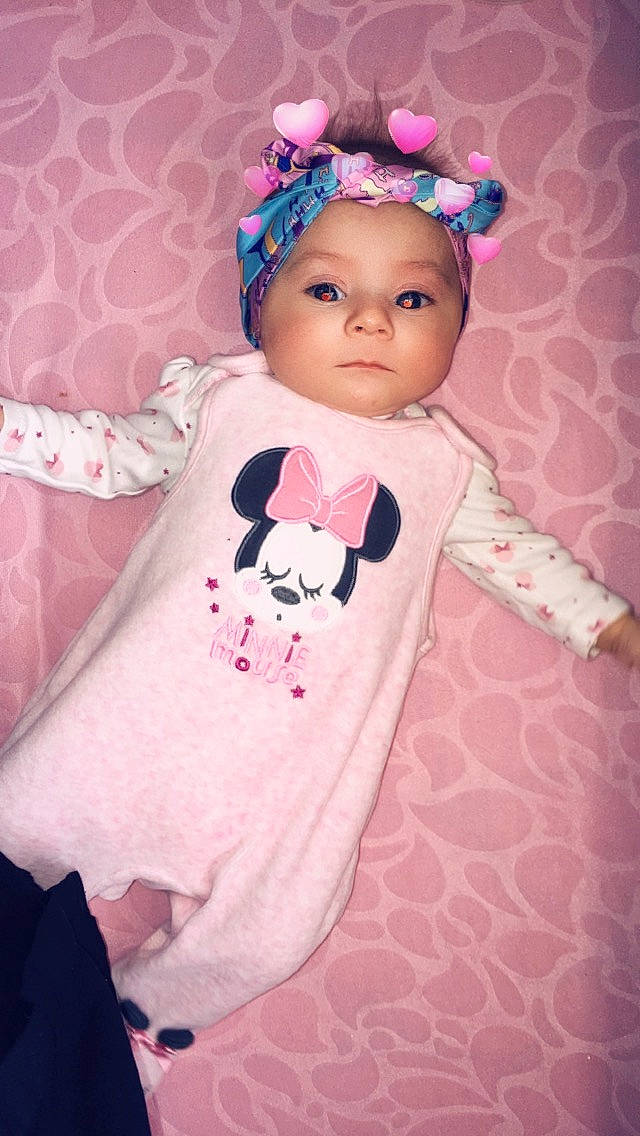 Esmée participe au concours pour gagner de l'argent avec cette photo : baby, baby_products, baby_toddler_clothing, cheek, child, hair_accessory, person, pink, product, sleeve, textile, toddler