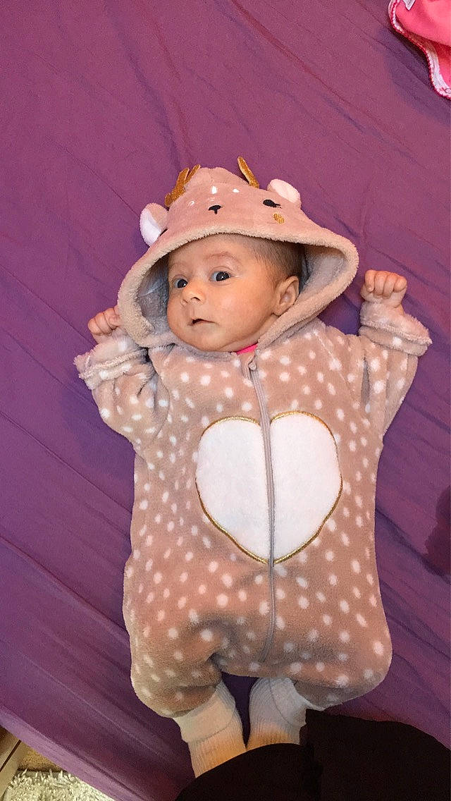 Esmée a rejoint le concours — aidez-le/la à gagner de superbes lots ! baby, child, fawn, pattern, person, pink, toddler