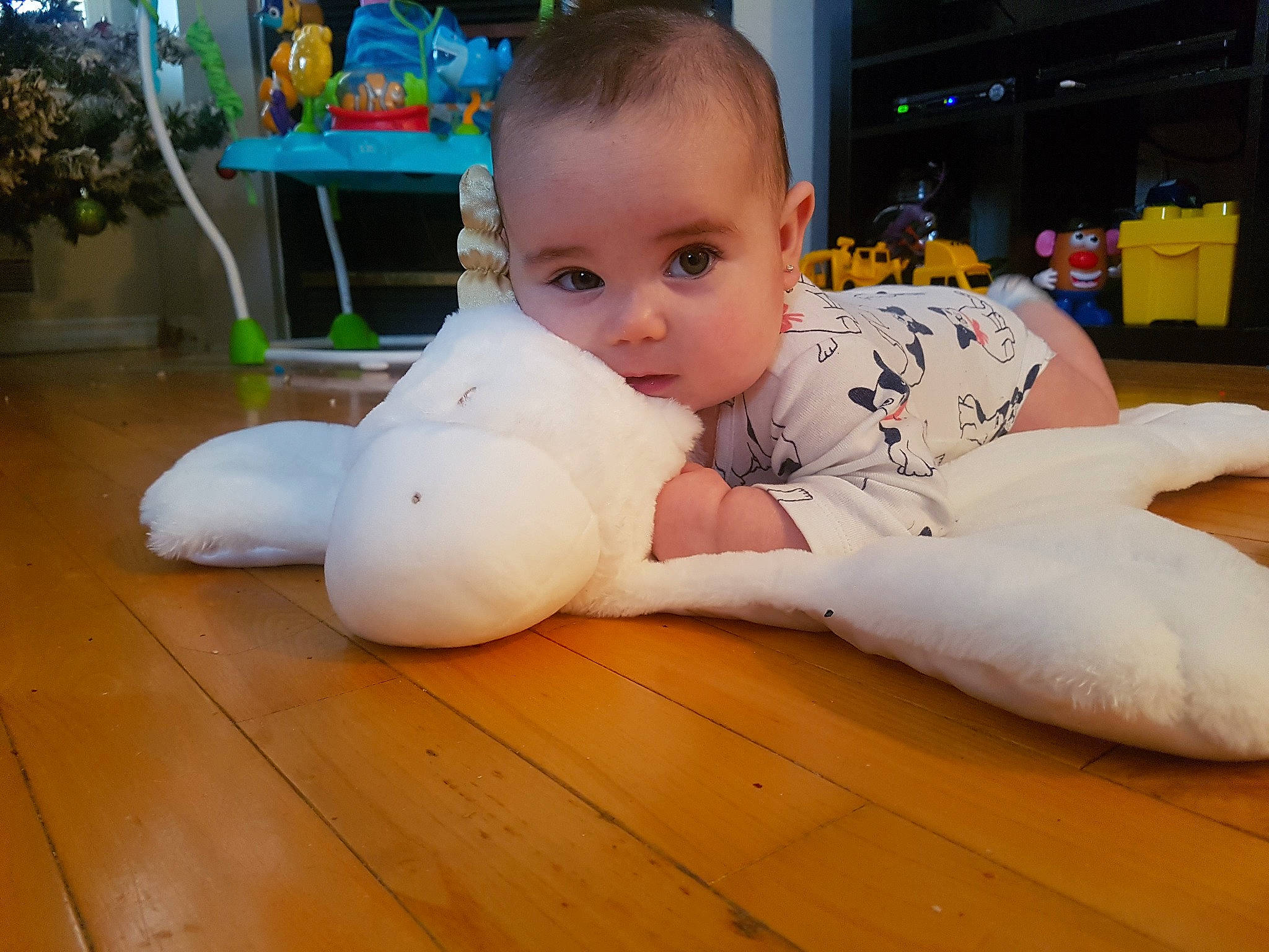 Lianna participe au concours pour gagner de l'argent avec cette photo : boy, child, flooring, fun, girl, infant, leg, material, person, play, skin, smile, toddler, toy