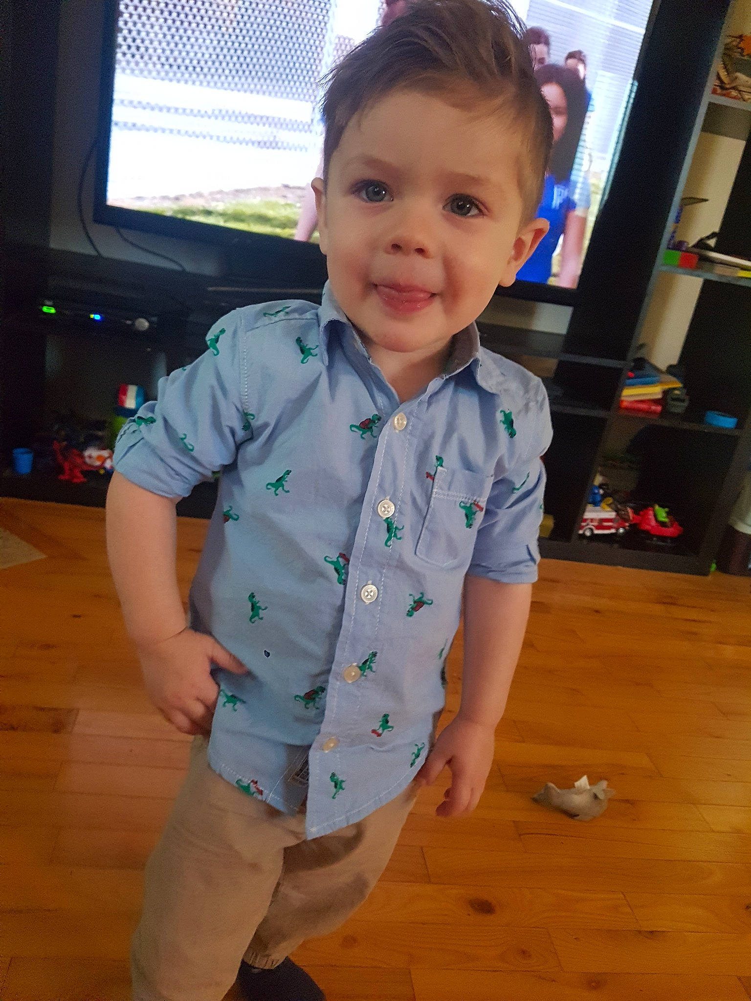 Zackary a rejoint le concours — aidez-le/la à gagner de superbes lots ! boy, child, clothing, cool, day, fun, girl, infant, joy, leg, outerwear, person, play, product, skin, smile, snapshot, standing, toddler