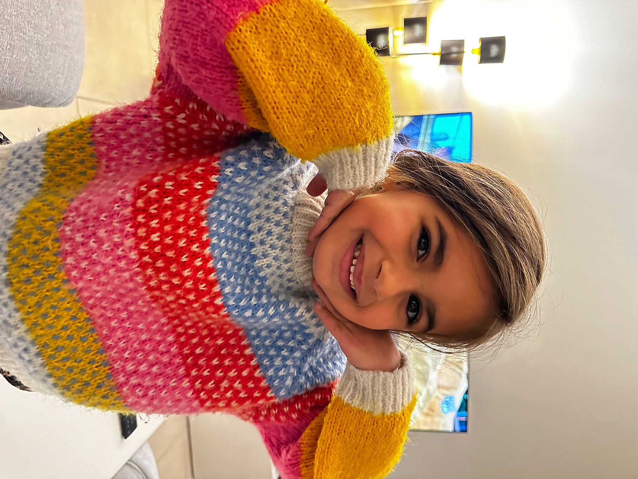 Hana participe au concours pour gagner de l'argent avec cette photo : craft, creative_arts, electric_blue, fashion_accessory, fashion_design, fun, happy, joy, knit_cap, leisure, magenta, pattern, person, product, room, smile, thread, toddler, wool, woolen