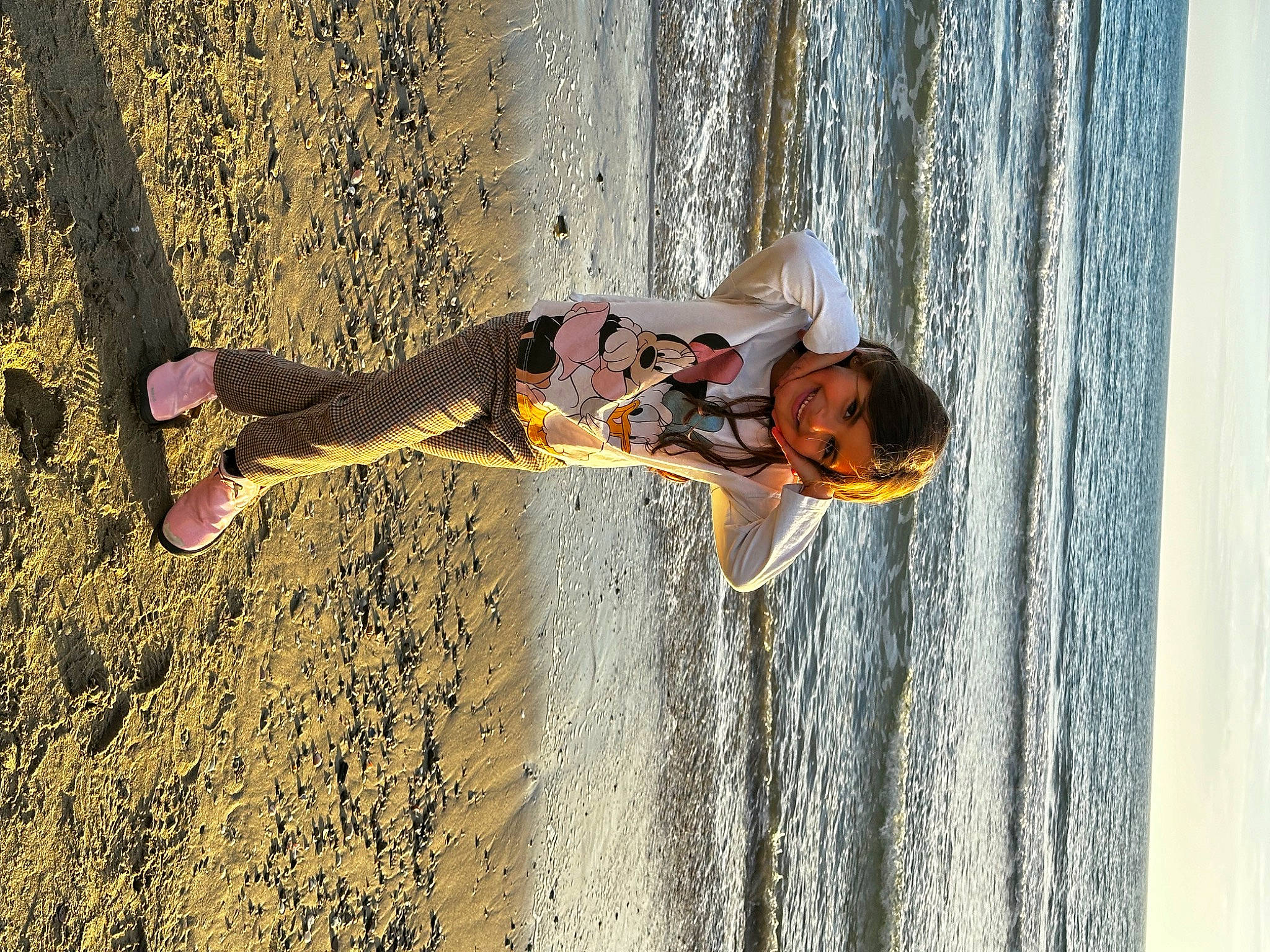 Hana a rejoint le concours — aidez-le/la à gagner de superbes lots ! beach, child, eyewear, fun, happy, joy, lake, landscape, leisure, people_in_nature, person, plant, recreation, reflection, shadow, sky, soil, sunglasses, tree, vacation