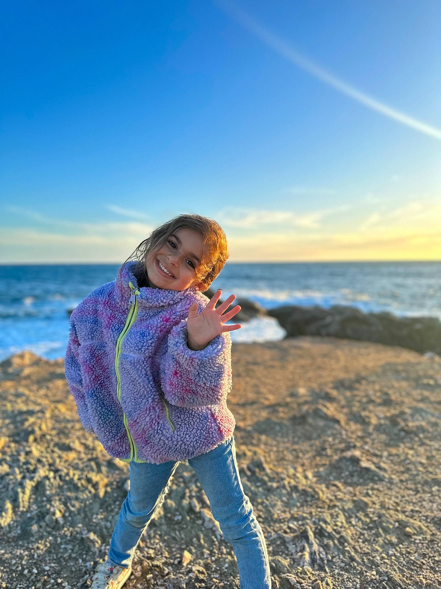 Hana a rejoint le concours — aidez-le/la à gagner de superbes lots ! beach, cloud, electric_blue, flash_photography, fun, happy, horizon, joy, lake, landscape, leisure, people_in_nature, people_on_beach, person, sand, sky, standing, sunlight, travel, water