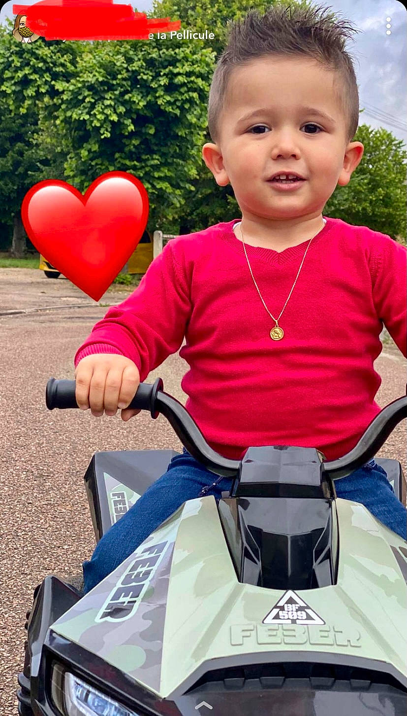 Ylïas participe au concours pour gagner de l'argent avec cette photo : automotive_tire, baby_toddler_clothing, facial_expression, grass, green, hand, happy, human_body, leisure, motor_vehicle, organ, person, photograph, pink, product, red, toddler, tree, vehicle, white