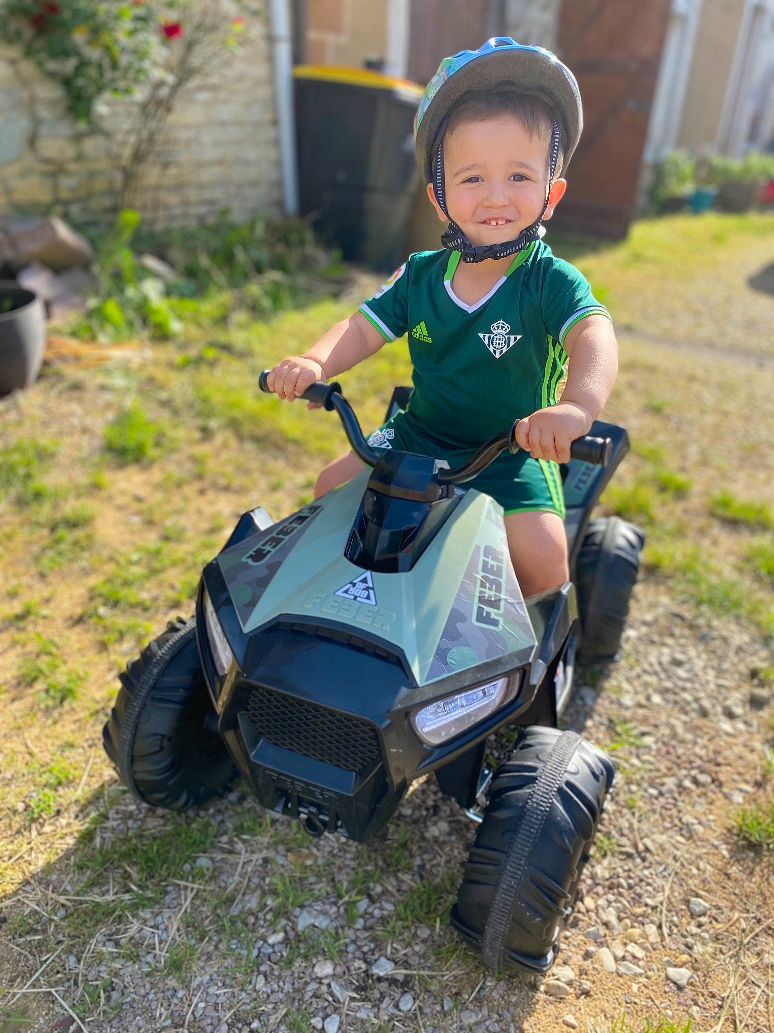 Ylïas a rejoint le concours — aidez-le/la à gagner de superbes lots ! automotive_design, automotive_exterior, automotive_tire, automotive_wheel_system, bumper, fender, flowerpot, grass, helmet, joy, motor_vehicle, person, plant, recreation, riding_toy, rolling, tire, toddler, toy, tread