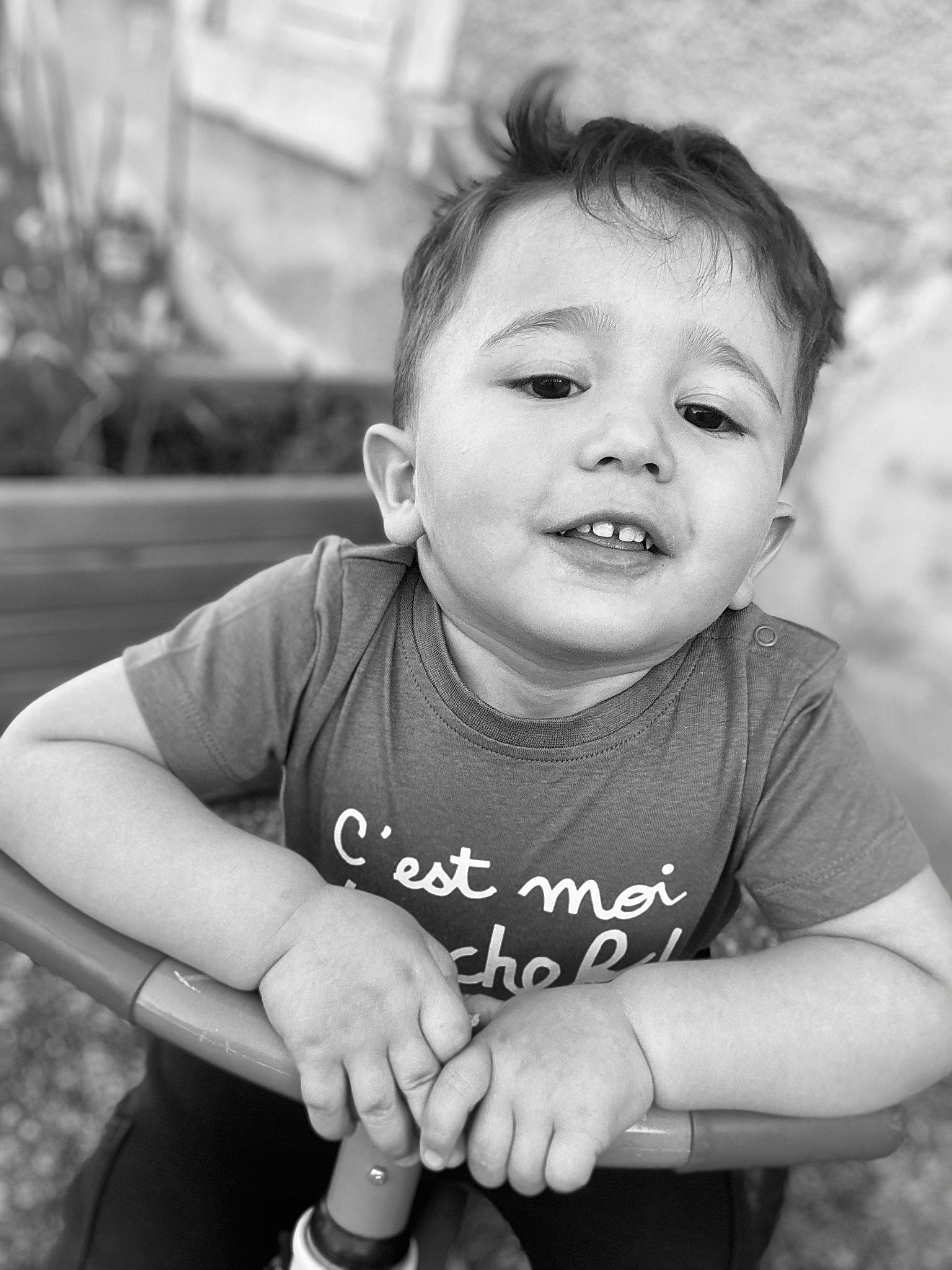 Ylïas participe au concours pour gagner de l'argent avec cette photo : arm, black, black_and_white, cheek, chin, eye, face, flash_photography, hand, happy, head, human, human_body, lip, nose, person, photograph, skin, smile, standing