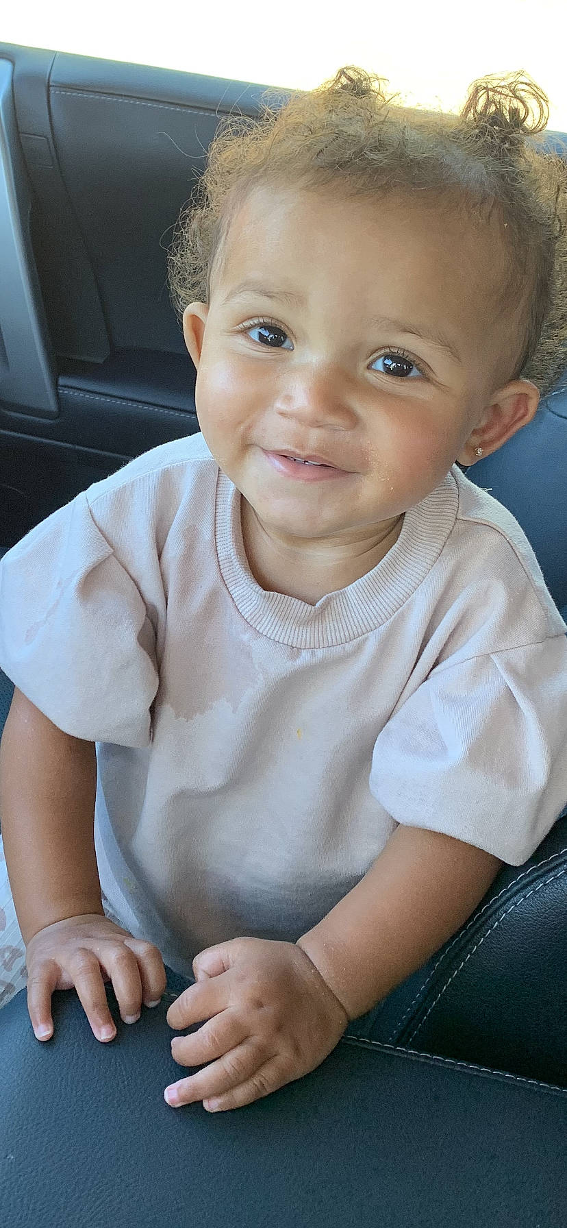 Kya is registered to the contest to win money with this photo: arm, baby, baby_toddler_clothing, blue, cheek, dress, finger, flash_photography, hand, happy, iris, joy, lip, mouth, neck, nose, person, skin, sleeve, smile