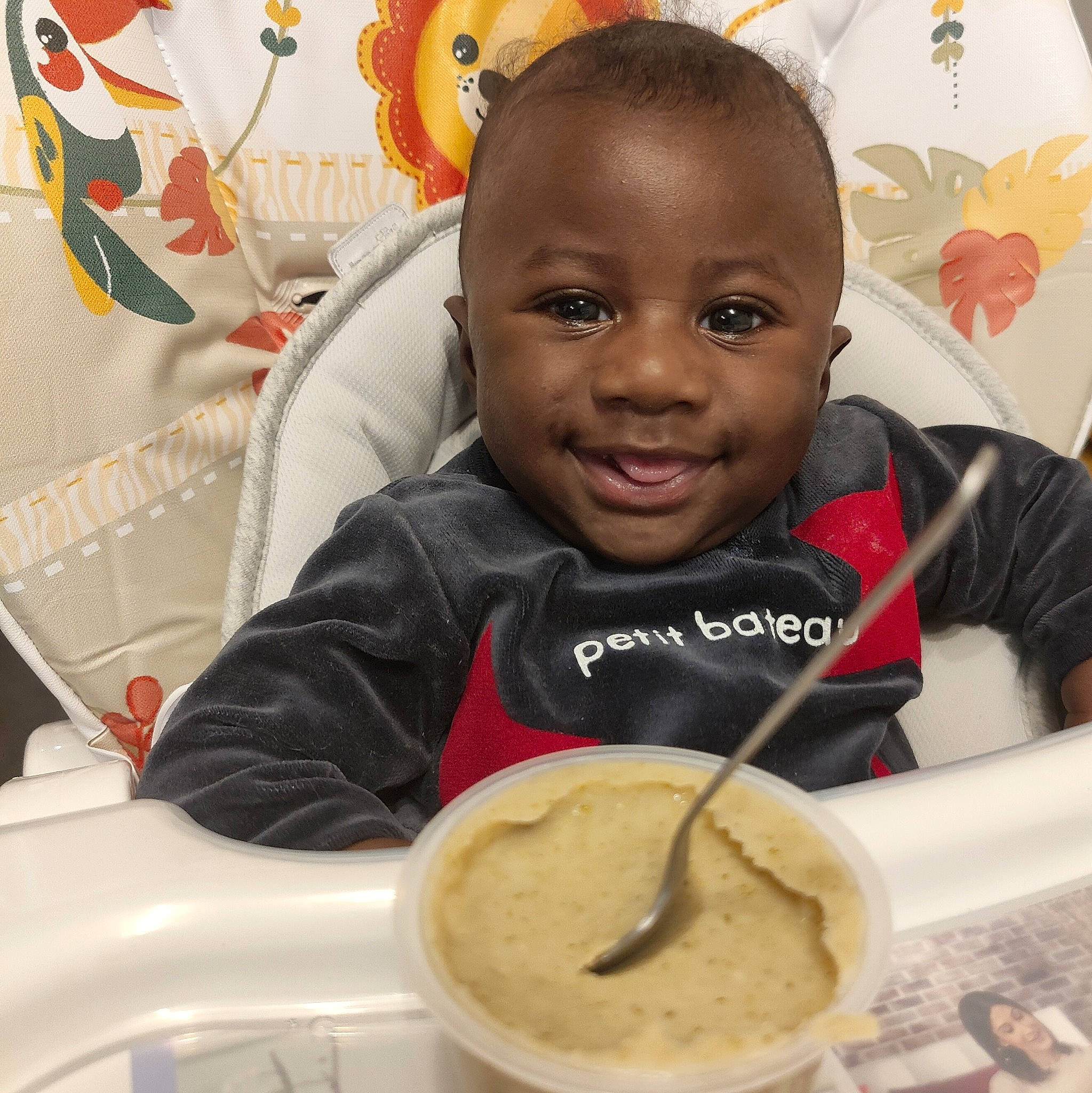 Chadwick a rejoint le concours — aidez-le/la à gagner de superbes lots ! baby, child, comfort_food, cuisine, dish, food, gelato, happy, ingredient, joy, paste, person, plate, recipe, selfie, sharing, smile, spoon, sweetness, t_shirt
