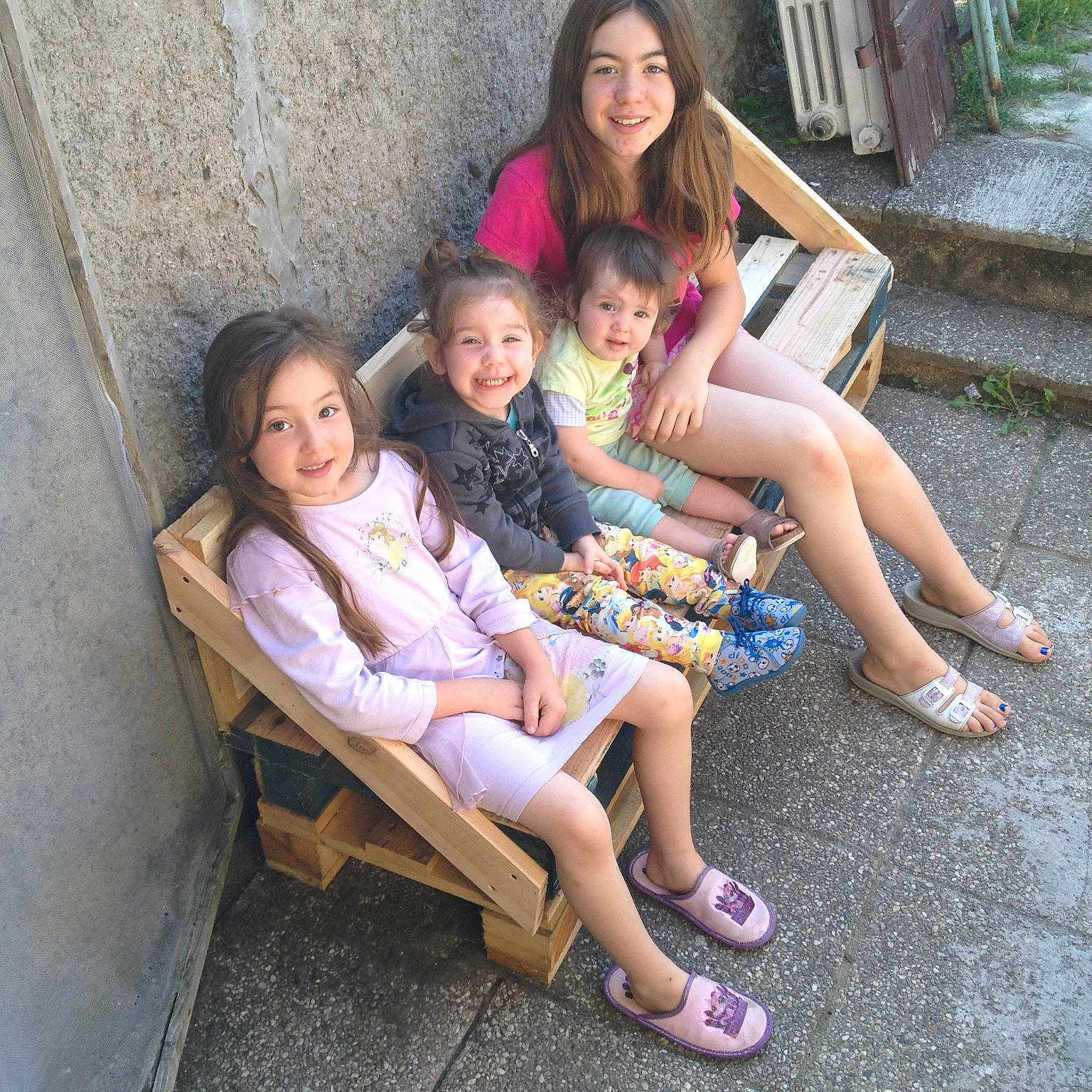 Jenna Catlyne Charlène Morgane participe au concours pour gagner de l'argent avec cette photo : child, daughter, day, friendship, fun, girl, happiness, joy, leg, person, play, sibling, sitting, smile, snapshot, summer, vacation