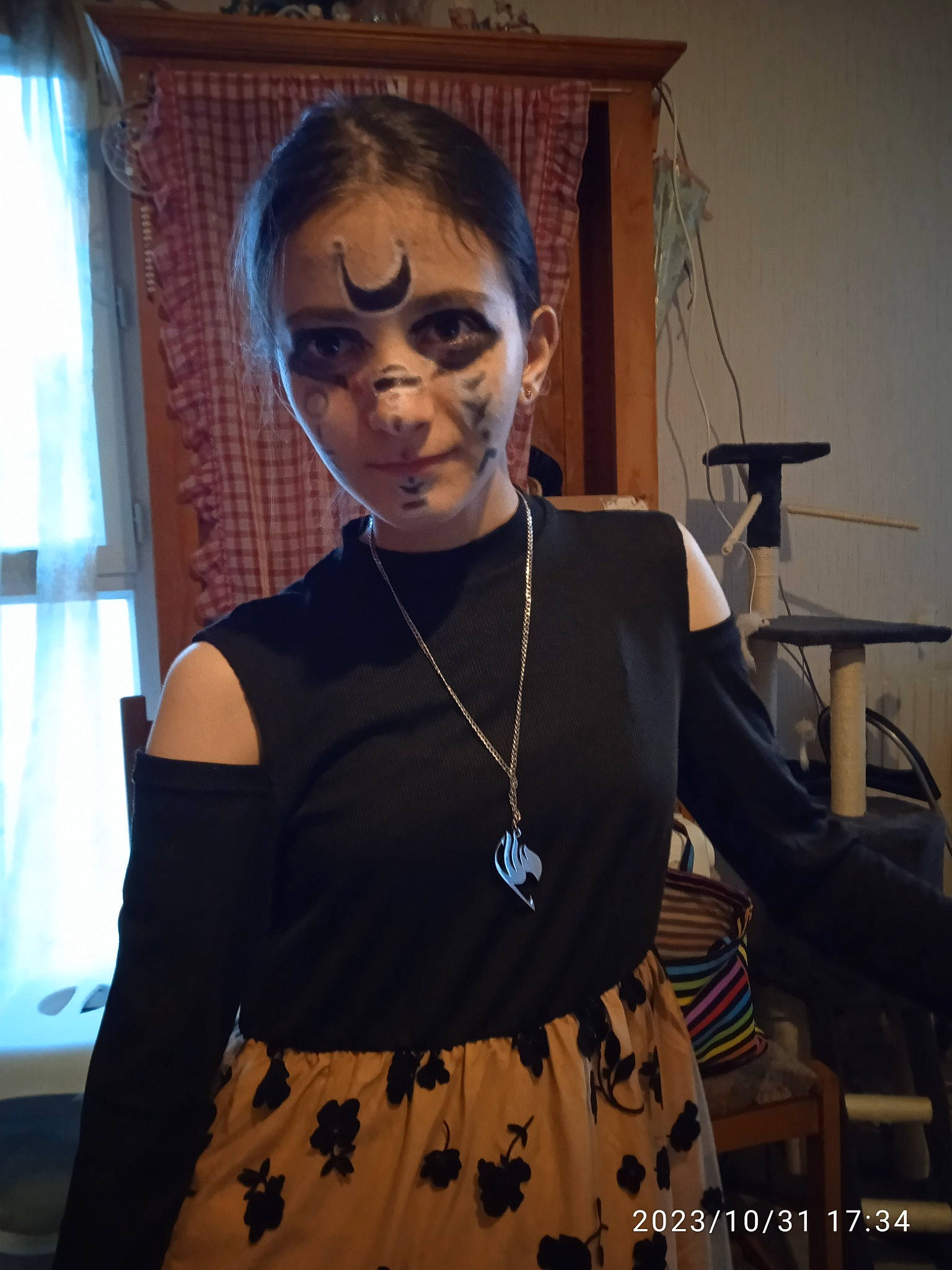 Jade participe au concours pour gagner de l'argent avec cette photo : audio_equipment, chest, curtain, earrings, electric_blue, event, eyewear, fashion_accessory, fashion_design, flash_photography, fun, jewellery, necklace, pattern, person, sitting, sleeve, t_shirt, trunk, waist