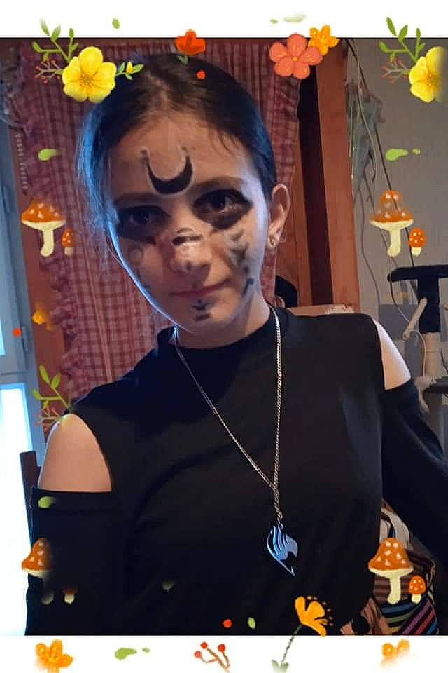 Jade participe au concours pour gagner de l'argent avec cette photo : artist, body_jewelry, collage, cool, event, eyewear, fashion, fashion_accessory, fashion_design, font, forehead, fun, graphic_design, jewellery, magenta, necklace, person, portrait, religious_item, t_shirt