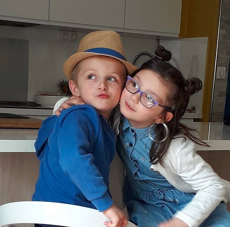 Enzo participe au concours pour gagner de l'argent avec cette photo : cap, chair, child, electric_blue, event, eyewear, fashion_accessory, fashion_design, fun, hairstyle, happy, hat, headwear, iris, organ, person, shoulder, sitting, sun_hat, t_shirt