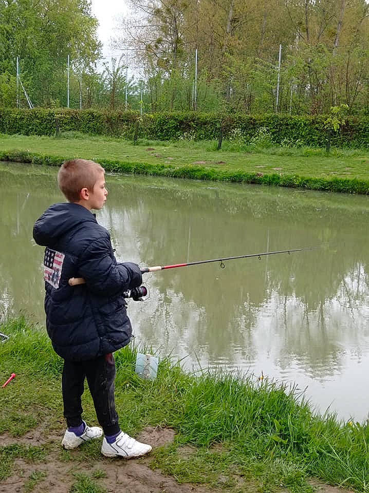 Enzo a rejoint le concours — aidez-le/la à gagner de superbes lots ! angling, casting_fishing, fisherman, fishing, fishing_reel, fishing_rod, fly_fishing, grass, grass_family, grassland, jigging, lacustrine_plain, lake, person, plant, recreation, recreational_fishing, tree, water, watercourse