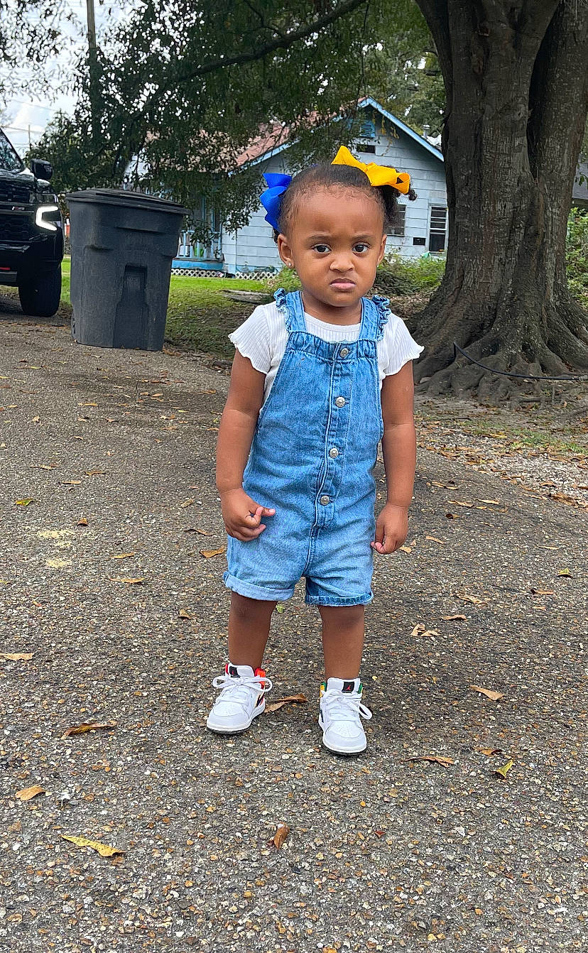 Makana is registered to the contest to win money with this photo: asphalt, baby_toddler_clothing, electric_blue, fun, grass, happy, human_body, leisure, person, plant, recreation, road, road_surface, shorts, sidewalk, sleeve, t_shirt, toddler, tree, waste_container