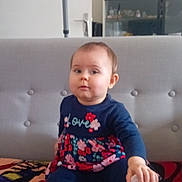 Maelyne a rejoint le concours — aidez-le/la à gagner de superbes lots ! baby, child, infant, sitting, couch, clothing, footwear, hand, face, expression, indoor, furniture, blanket, pattern, colorful, young, person, portrait, cute, home