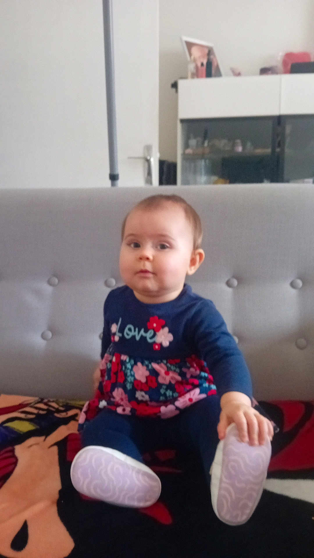 Maelyne a rejoint le concours — aidez-le/la à gagner de superbes lots ! baby, child, infant, sitting, couch, clothing, footwear, hand, face, expression, indoor, furniture, blanket, pattern, colorful, young, person, portrait, cute, home