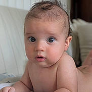 Niels participe au concours pour gagner de l'argent avec cette photo : baby, infant, face, eyes, hair, skin, towel, hand, mouth, expression, curious, lying_down, indoors, soft_texture, close_up, child, cute, newborn, portrait, person