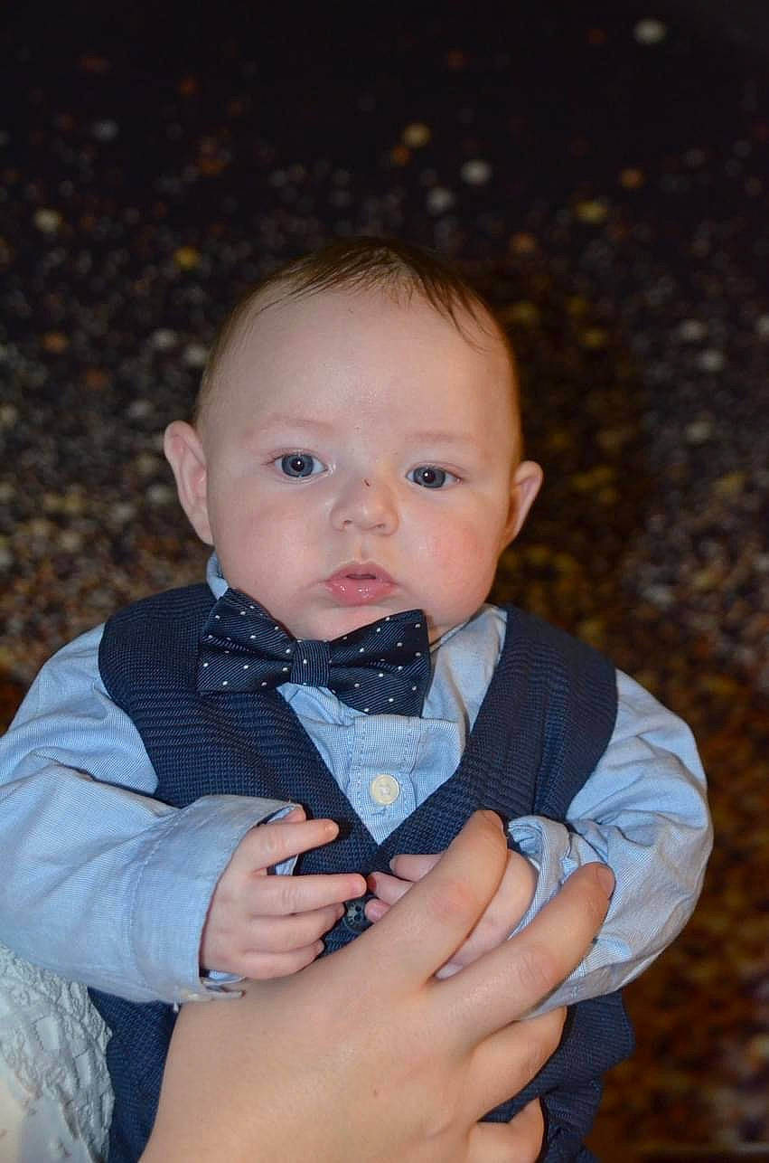 Adrien participe au concours pour gagner de l'argent avec cette photo : arm, baby, baby_toddler_clothing, cheek, child, dress, face, finger, flash_photography, formal_wear, gesture, grass, hand, happy, human_body, lip, nose, person, tie, toddler