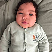 Joyan a rejoint le concours — aidez-le/la à gagner de superbes lots ! baby, infant, child, onesie, clothing, bed, blanket, soft, portrait, cute, chubby_cheeks, hand, face, lying_down, indoors, sleepwear, animal_print, skin, expression, young