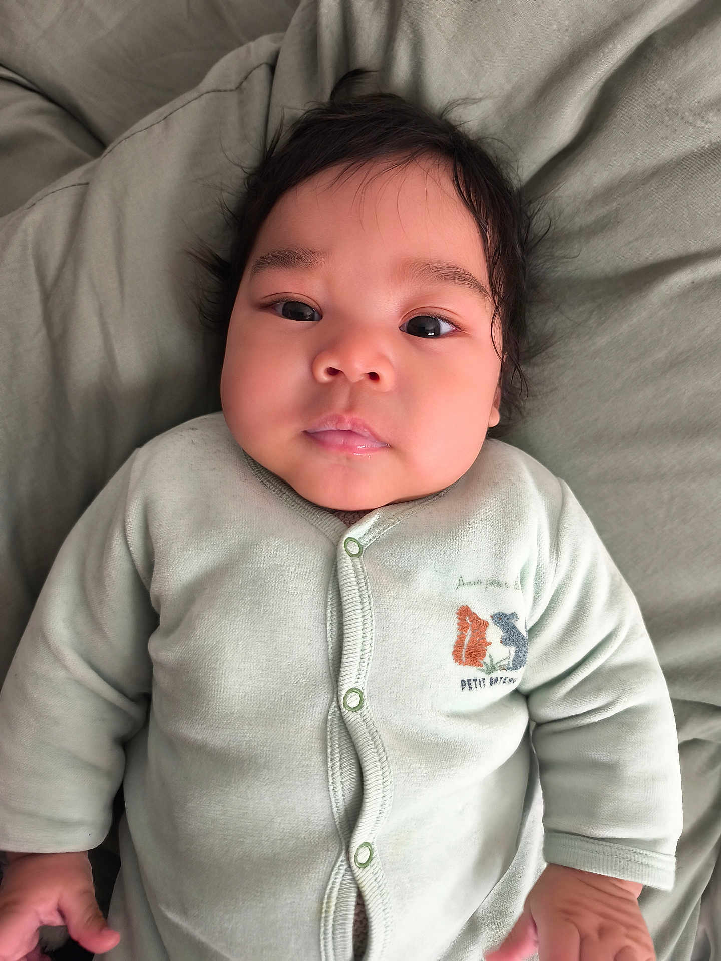 Joyan a rejoint le concours — aidez-le/la à gagner de superbes lots ! baby, infant, child, onesie, clothing, bed, blanket, soft, portrait, cute, chubby_cheeks, hand, face, lying_down, indoors, sleepwear, animal_print, skin, expression, young