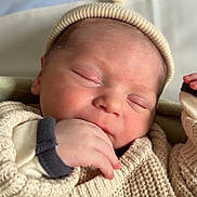 Helyot participe au concours pour gagner de l'argent avec cette photo : newborn, baby, sleeping, knitwear, hat, hand, face, cozy, closeup, infant, peaceful, child, soft_light, skin, portrait, cute, resting, warm, indoors, blanket