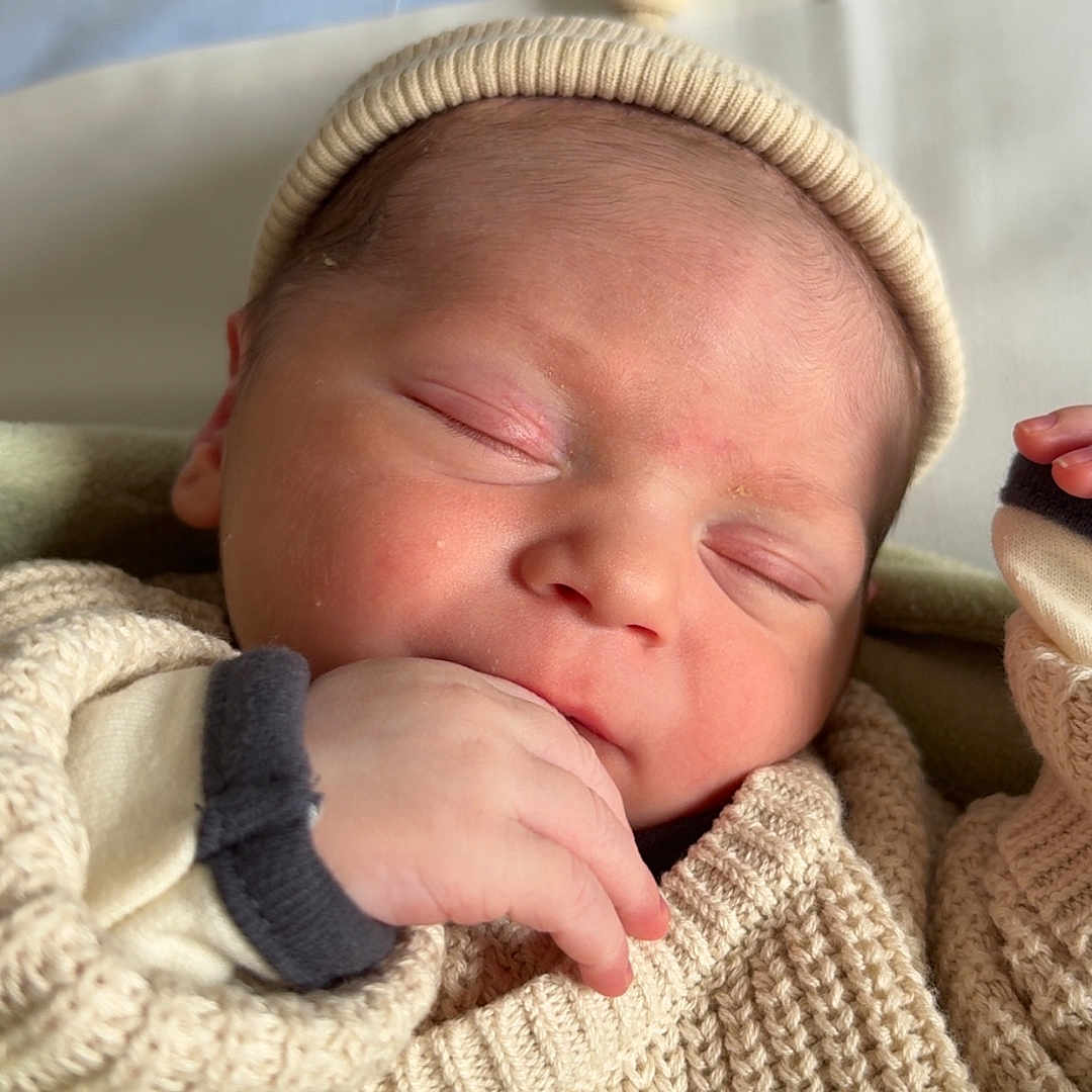 Helyot participe au concours pour gagner de l'argent avec cette photo : baby, blanket, child, closeup, cozy, cute, face, hand, hat, indoors, infant, knitwear, newborn, peaceful, portrait, resting, skin, sleeping, soft_light, warm