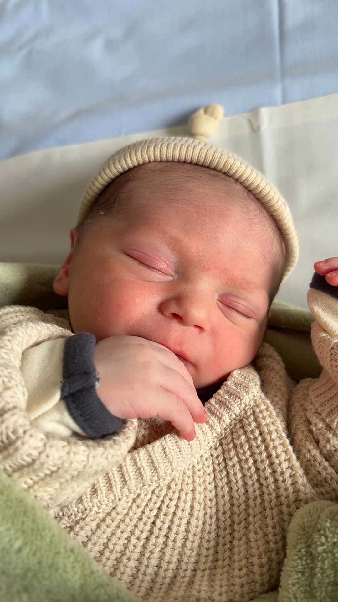 Helyot participe au concours pour gagner de l'argent avec cette photo : newborn, baby, sleeping, knitwear, hat, hand, face, cozy, closeup, infant, peaceful, child, soft_light, skin, portrait, cute, resting, warm, indoors, blanket