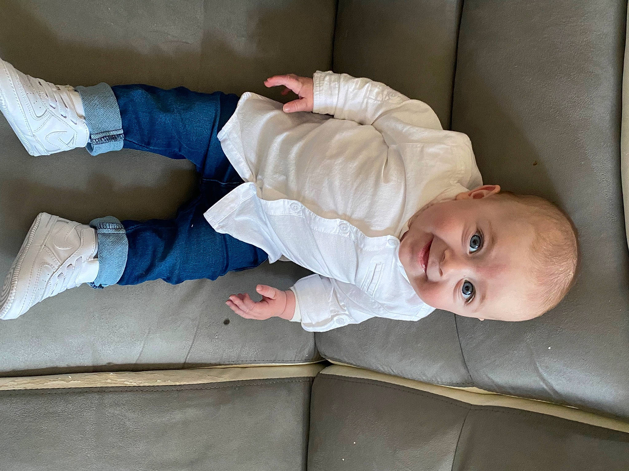 Giulian a rejoint le concours — aidez-le/la à gagner de superbes lots ! baby, baby_toddler_clothing, child, comfort, couch, elbow, foot, gesture, head, human_body, human_leg, joy, knee, leg, linens, mouth, person, skin, sleeve, sock