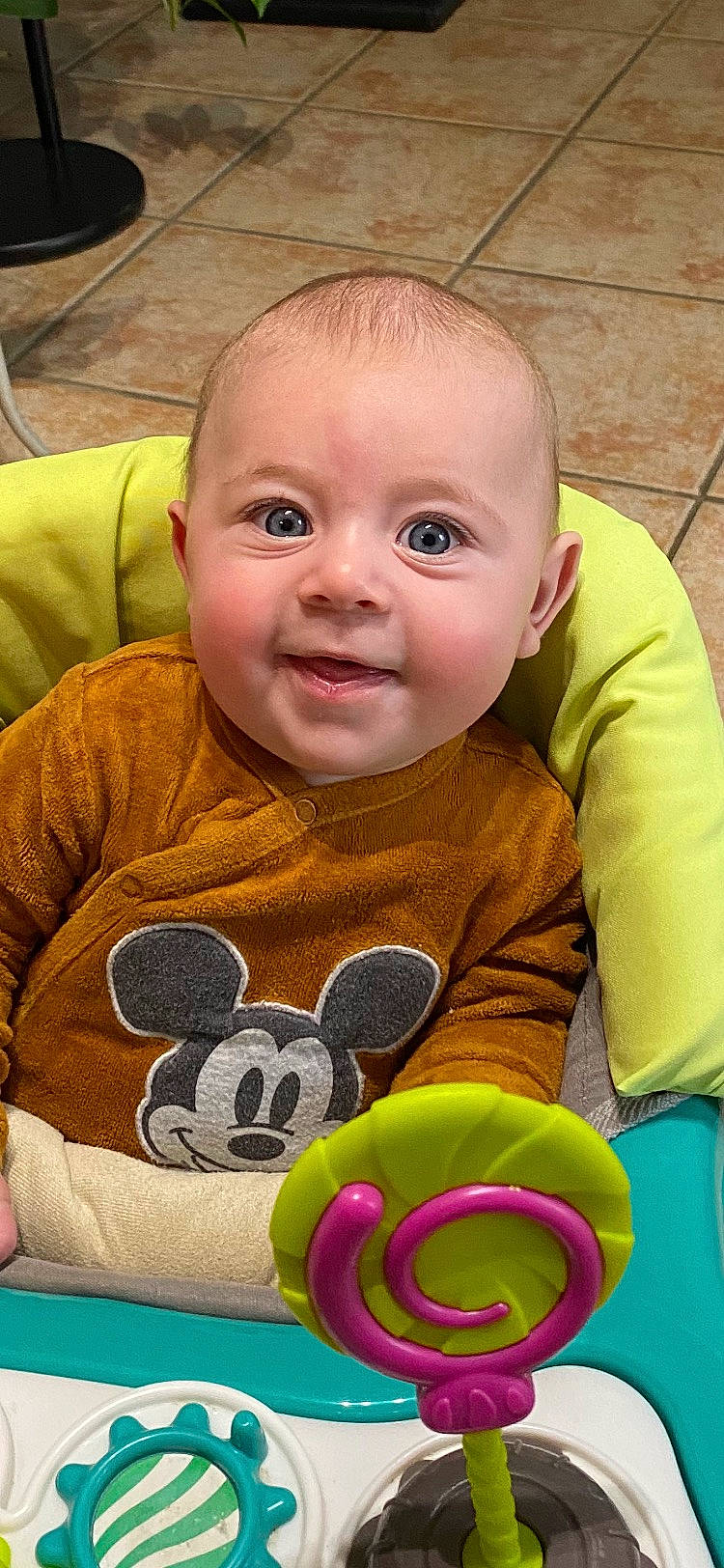 Giulian participe au concours pour gagner de l'argent avec cette photo : baby, baby_playing_with_toys, baby_toddler_clothing, cheek, face, fun, hairstyle, happy, head, iris, mammal, mouth, nose, organ, person, skin, sleeve, smile, t_shirt, textile