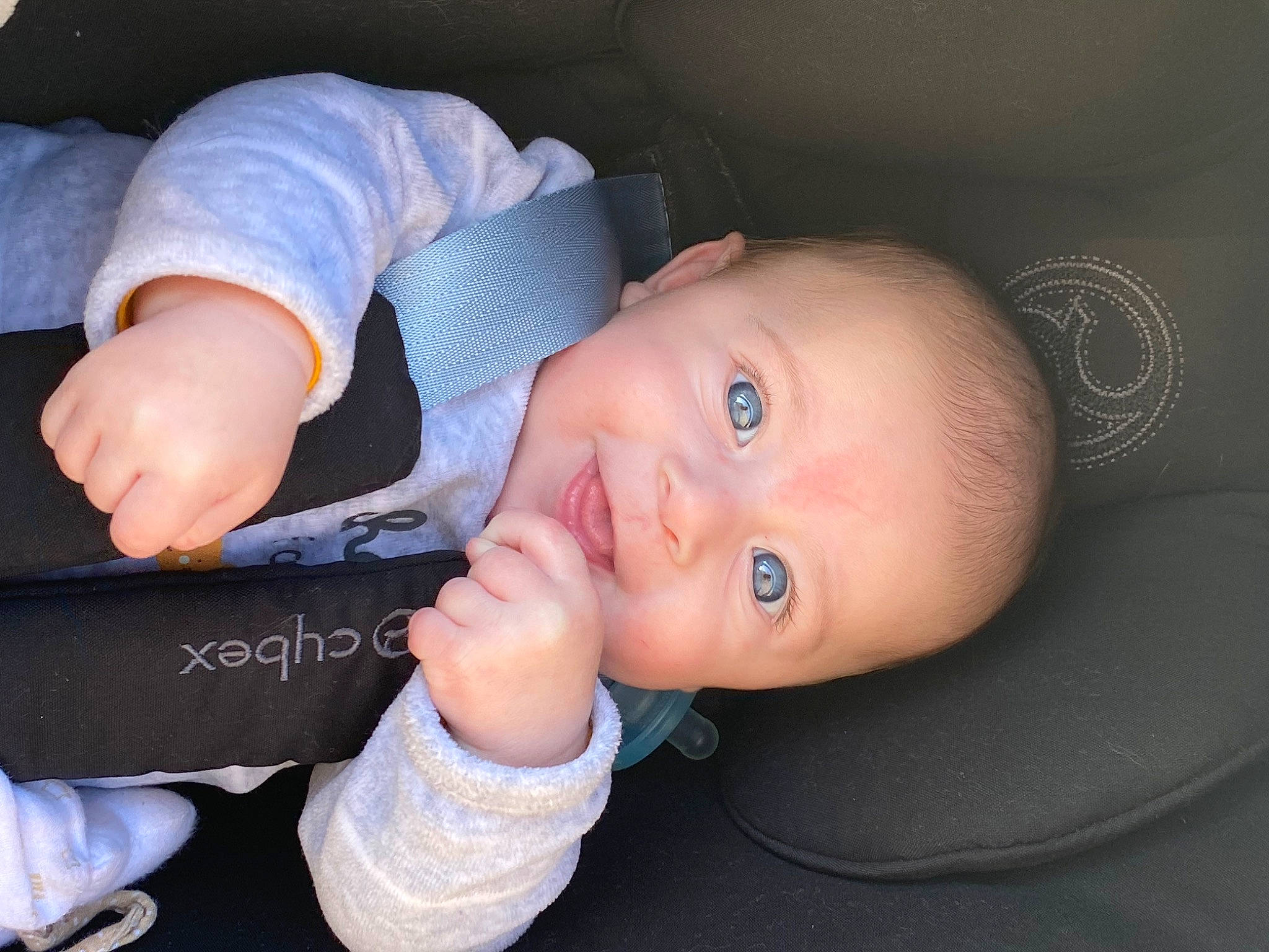 Giulian a rejoint le concours — aidez-le/la à gagner de superbes lots ! baby, baby_toddler_clothing, cheek, child, comfort, elbow, electric_blue, finger, gesture, hand, happy, human_body, lip, mouth, nail, person, skin, sleeve, smile, thumb