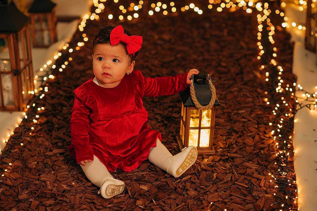 Celline participe au concours pour gagner de l'argent avec cette photo : child, christmas, christmas_decoration, christmas_eve, christmas_ornament, decoration, event, facial_expression, flooring, fun, happy, holiday, human_body, ornament, person, room, toddler, tradition, tree, window