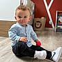 Ange a rejoint le concours — aidez-le/la à gagner de superbes lots ! basket, black_pants, blue_eyes, boy, casual_clothing, child, crib, curly_hair, floor, home_interior, indoor, light_blue_shirt, lion_design, pink_ball, playful, sitting, toddler, toy, white_sneakers, wooden_floor