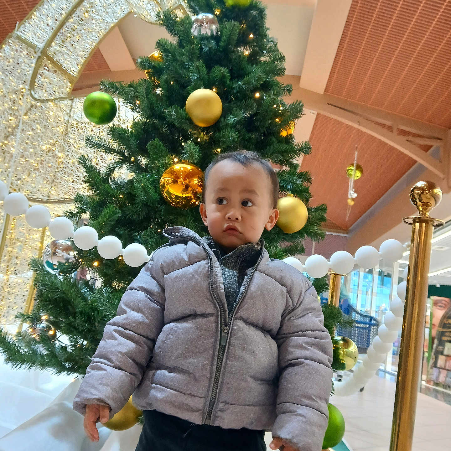 Aménadiel a rejoint le concours — aidez-le/la à gagner de superbes lots ! architecture, boy, building, child, clothing, coat, face, head, jacket, lighting, male, outdoors, pants, person, photography, plant, portrait, pottedplant, shelter, tree