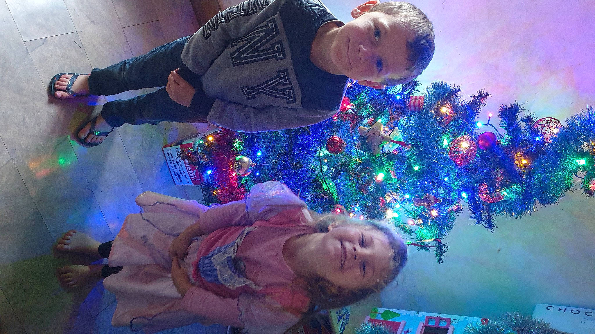 Mya a rejoint le concours — aidez-le/la à gagner de superbes lots ! child, christmas, christmas_decoration, christmas_eve, christmas_ornament, christmas_tree, electric_blue, event, fun, green, happy, holiday, holiday_ornament, joy, leisure, ornament, person, photograph, plant, purple