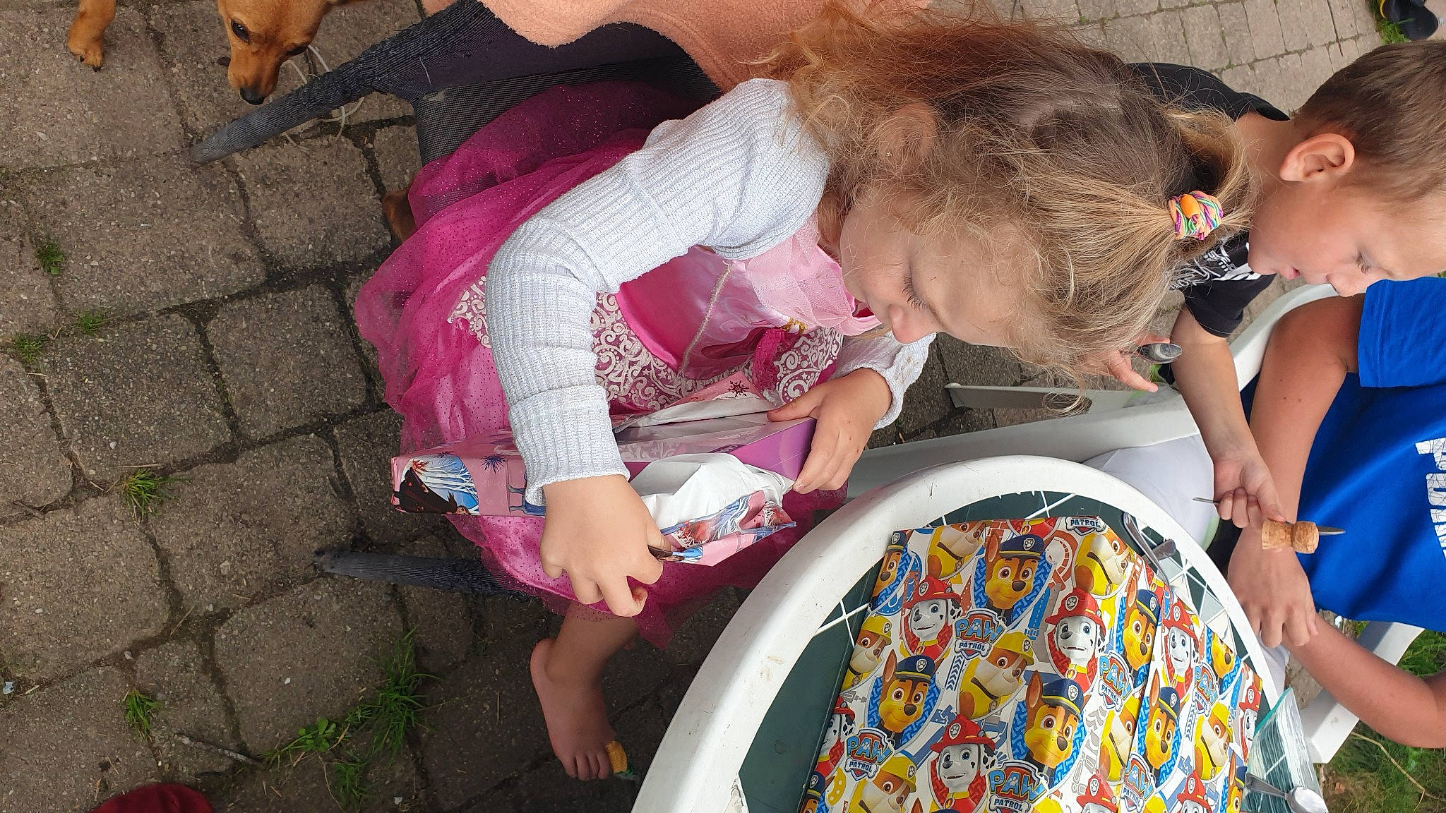 Mya participe au concours pour gagner de l'argent avec cette photo : art, baby, baby_products, baby_toddler_clothing, child, event, fun, grass, happy, lap, leisure, pattern, person, pink, play, recreation, sharing, sitting, toddler, tree