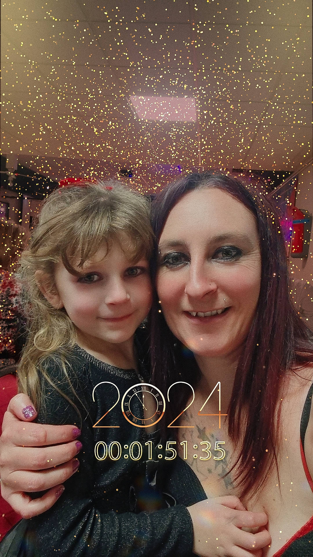 Mya participe au concours pour gagner de l'argent avec cette photo : beauty, blond, brown_hair, christmas_ornament, event, eye, face, facial_expression, flash_photography, friendship, fun, hairstyle, happy, holiday, jewellery, joy, people, people_in_nature, person, photo_caption