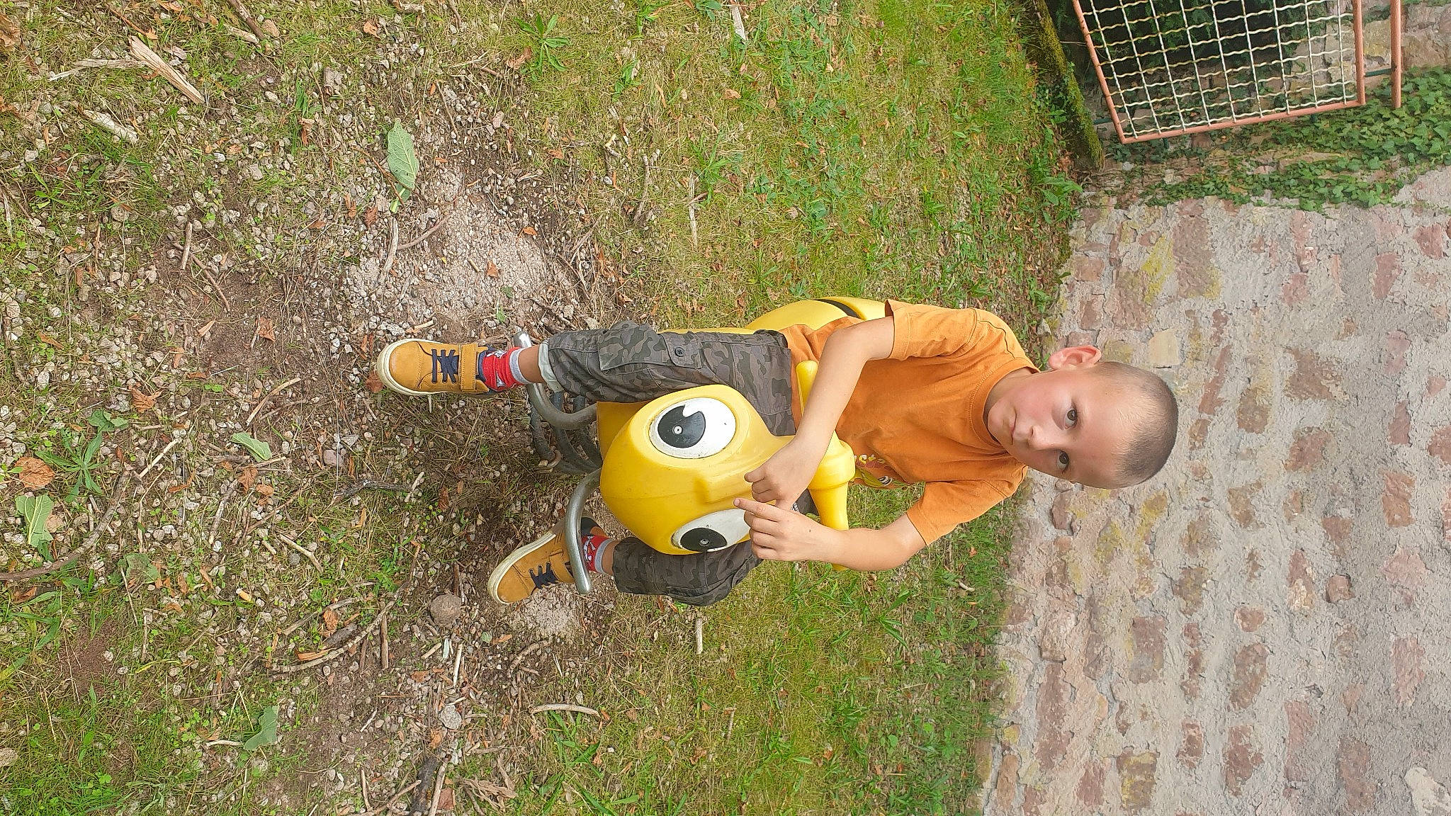 Thyméo participe au concours pour gagner de l'argent avec cette photo : baby, baby_toddler_clothing, child, fun, grass, human_body, leisure, people_in_nature, person, plant, play, recreation, smile, soil, toddler, toy, wood, yard