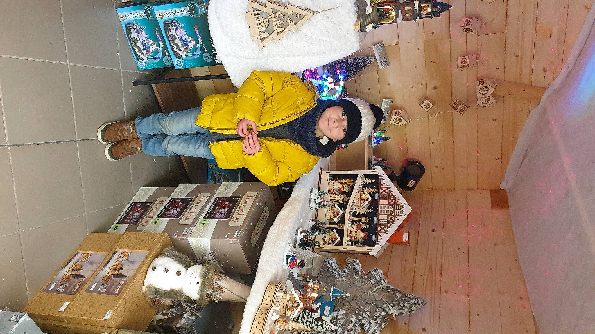 Thyméo participe au concours pour gagner de l'argent avec cette photo : art, box, ceiling, circle, collection, event, eyewear, flooring, fun, hardwood, headwear, interior_design, joy, pattern, person, room, shipping_box, smile, textile, visual_arts