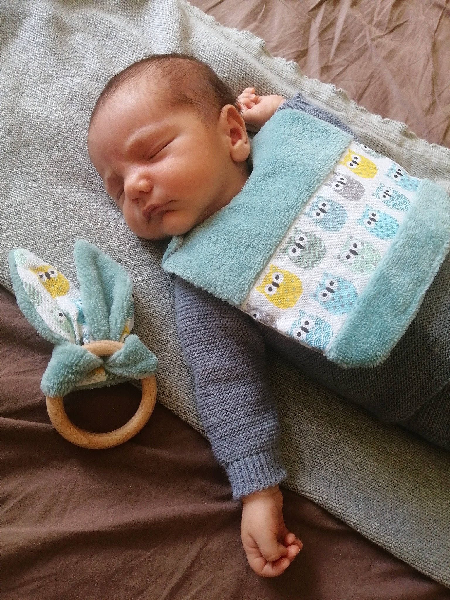 Jonas a rejoint le concours — aidez-le/la à gagner de superbes lots ! baby, baby_products, baby_sleeping, baby_toddler_clothing, child, comfort, face, grey, hand, head, linens, outerwear, pattern, person, product, skin, sleeve, textile, toddler, wood