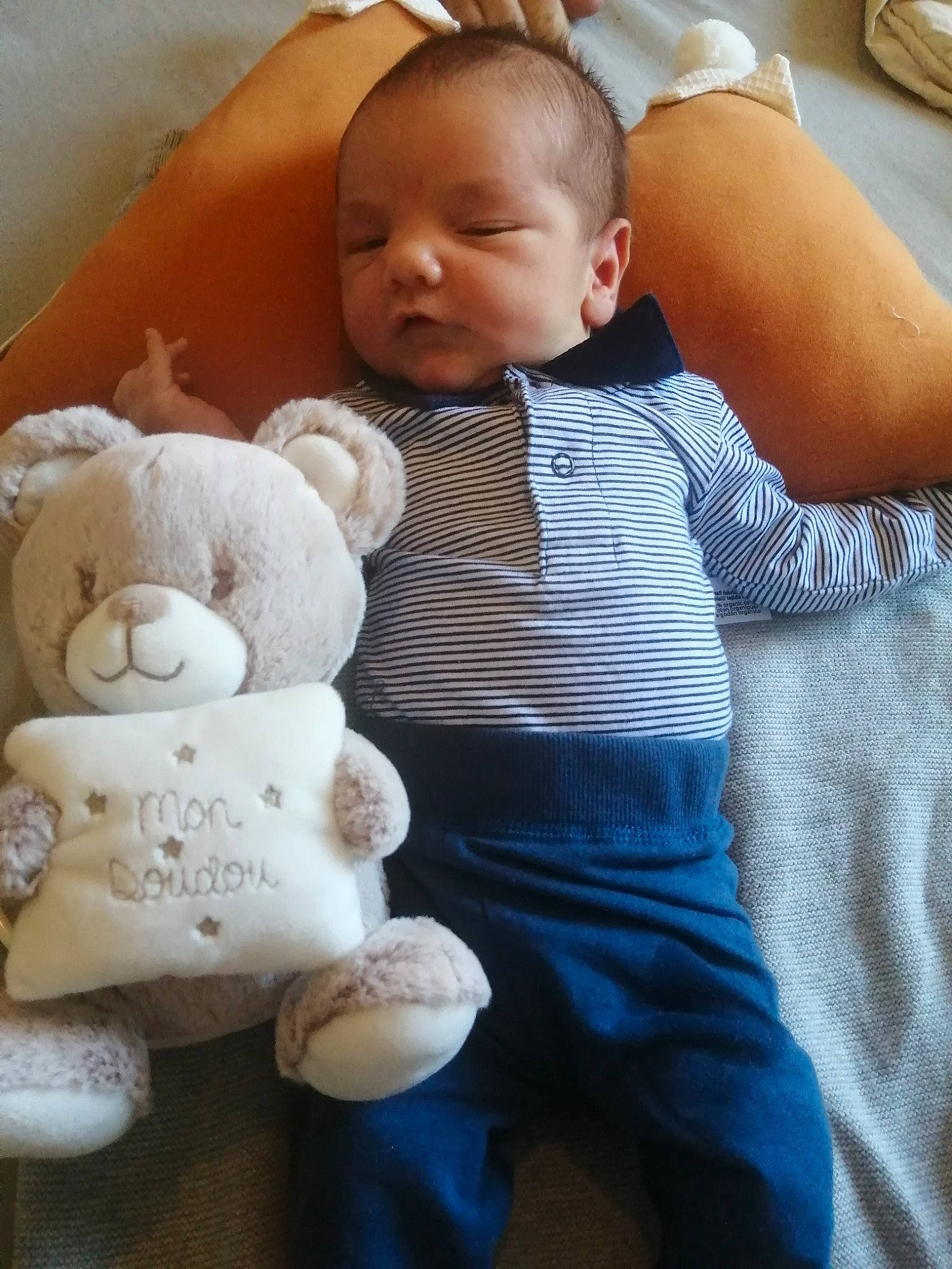 Jonas participe au concours pour gagner de l'argent avec cette photo : arm, baby, baby_sleeping, baby_toddler_clothing, cheek, comfort, facial_expression, finger, hand, happy, head, human_body, joint, mammal, nose, person, product, skin, textile, toddler