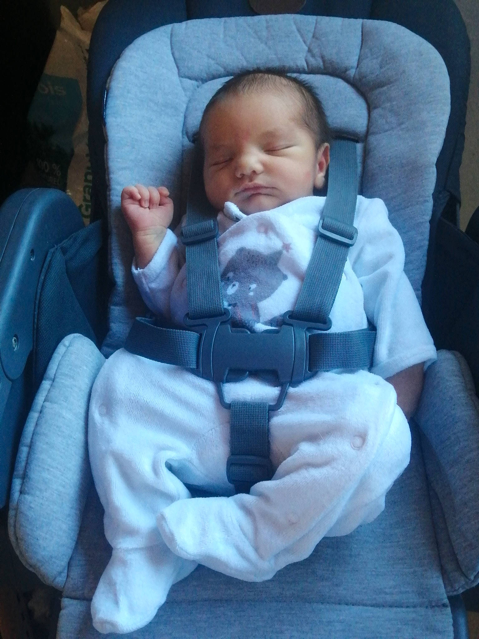 Jonas participe au concours pour gagner de l'argent avec cette photo : auto_part, baby, baby_carriage, baby_in_car_seat, baby_products, baby_safety, baby_toddler_clothing, car_seat, chair, cheek, child, comfort, electric_blue, head, lap, mouth, person, sitting, sleeve, thumb