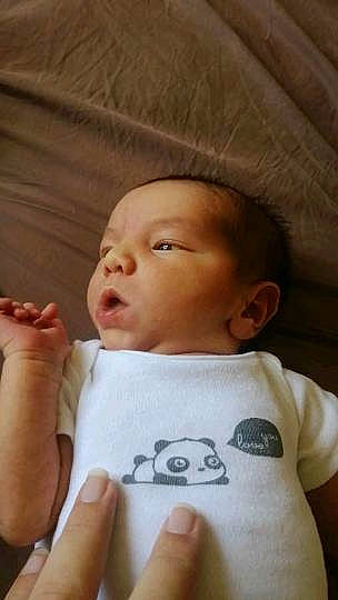 Jonas a rejoint le concours — aidez-le/la à gagner de superbes lots ! baby_toddler_clothing, cheek, chin, comfort, eye, eyebrow, eyelash, face, facial_expression, forehead, hair, hairstyle, hand, head, human_body, lip, mouth, neck, nose, person