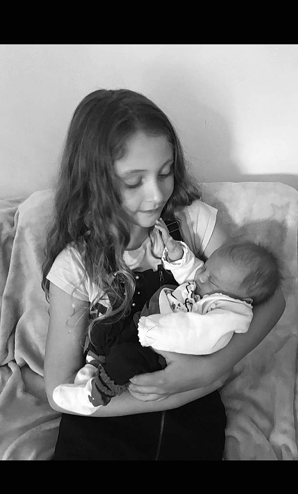 Katalyne participe au concours pour gagner de l'argent avec cette photo : baby, birth, black, black_and_white, child, eating, hand, monochrome, monochrome_photography, mouth, person, photograph, photography, sitting, smile, snapshot, style, white