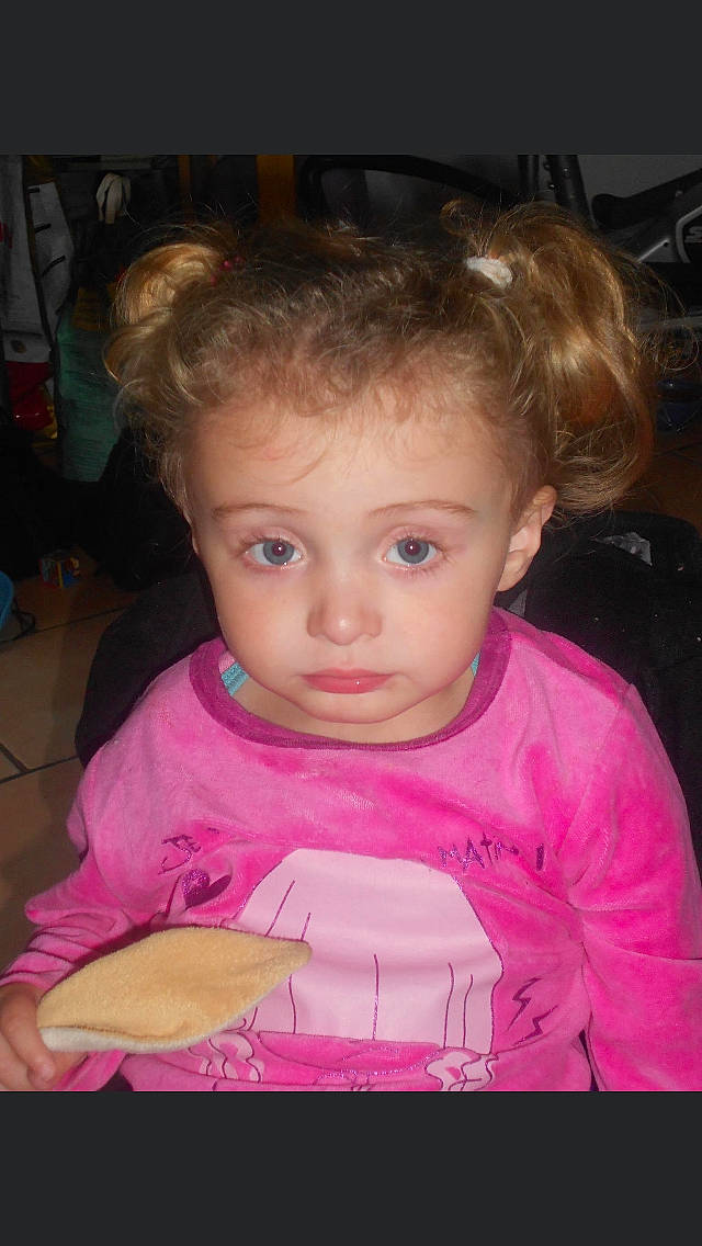 Katalyne participe au concours pour gagner de l'argent avec cette photo : blond, brown_hair, cheek, child, chin, ear, eye, eyebrow, face, forehead, fun, hair, hairstyle, head, iris, lip, nose, person, pink, skin