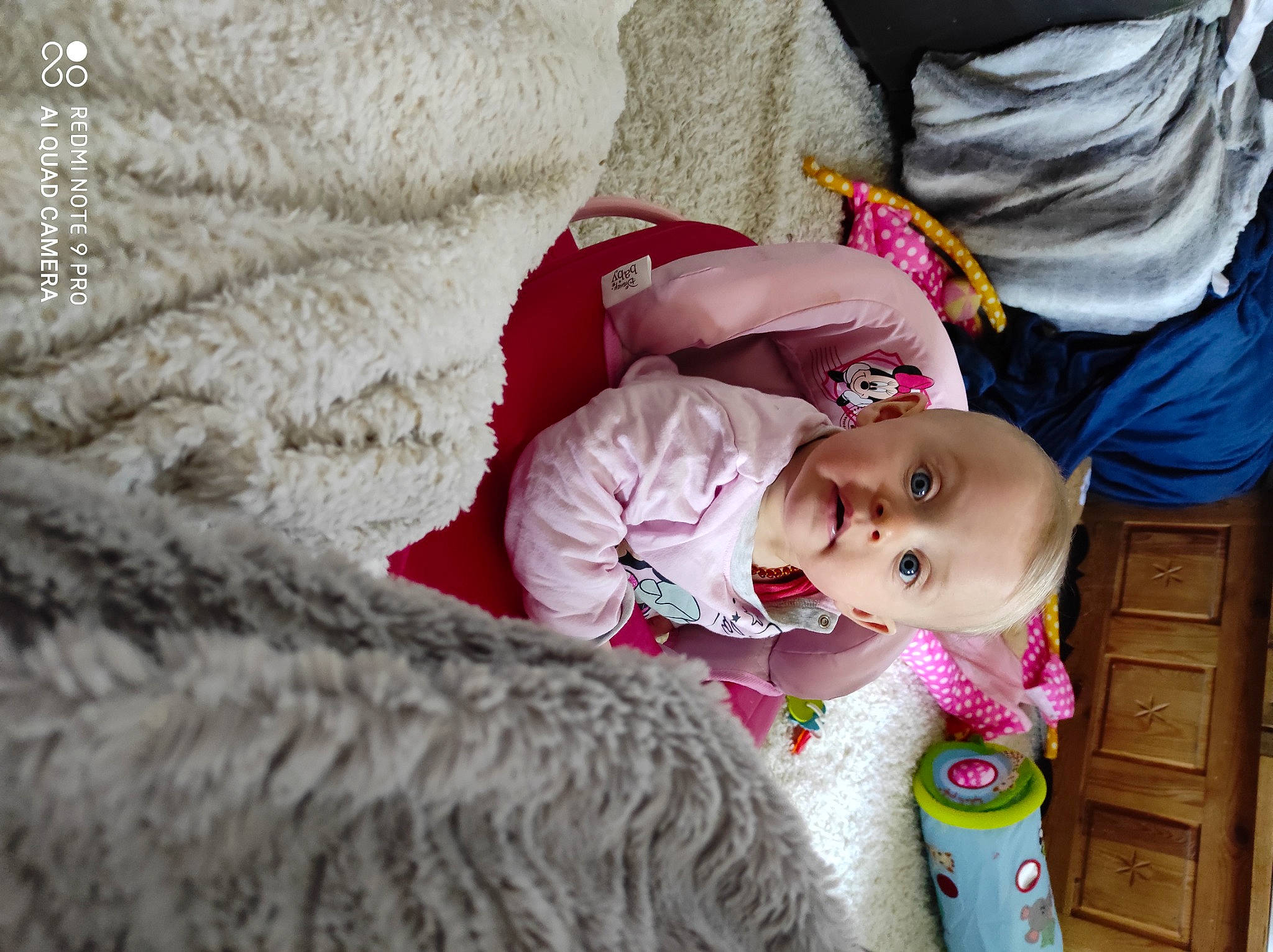 Kaissy participe au concours pour gagner de l'argent avec cette photo : baby, baby_products, baby_toddler_clothing, cabinetry, cheek, comfort, eye, happy, head, linens, magenta, person, pink, sitting, skin, smile, textile, toddler, tree, winter